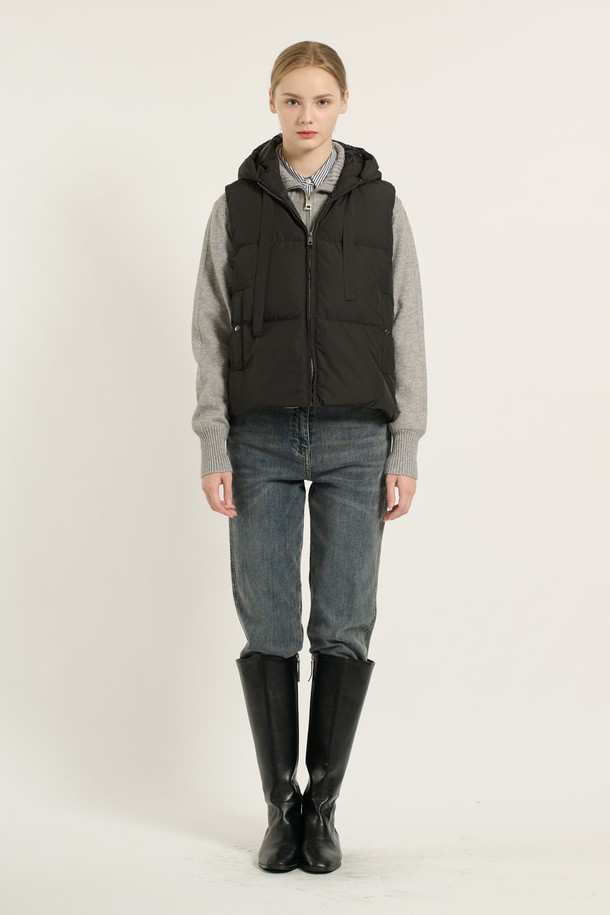 [25WT] 다운 베스트 - BLACK B5D9F87599는 겨울철 보온성을 책임지는 여성용 다운 베스트입니다. 미니멀한 디자인과 무지 패턴으로 어떤 스타일에도 쉽게 매치할 수 있으며, 부드러운 촉감의 폴리에스테르 소재를 사용하여 편안한 착용감을 선사합니다. 레귤러 핏과 지퍼형 여밈 방식으로 간편하게 착용할 수 있으며, 레이어링이 용이하여 다양한 스타일을 연출할 수 있습니다. 덕다운 충전재(솜털 90%, 깃털 10%)와 두꺼운 두께로 뛰어난 보온성을 제공하며, 전면 포켓 디테일로 실용성을 더했습니다. 겨울 데일리룩, 산책룩 등 다양한 TPO에 활용 가능한 블랙, 아이보리 컬러의 다운 베스트입니다.
