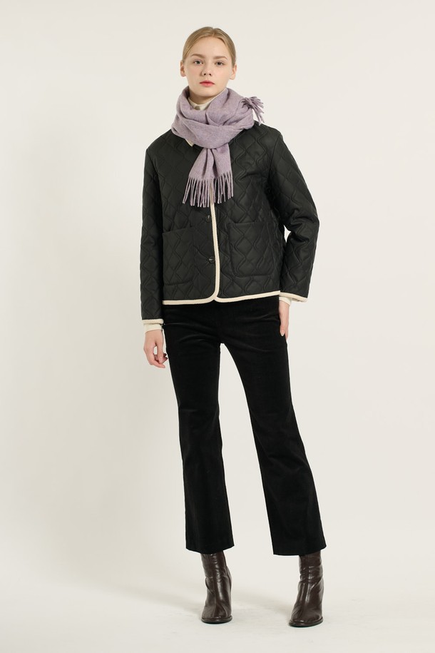 [25WT] 코듀로이 배색 카라 퀼팅 - BLACK B5D9I87199는 겨울철 따뜻하고 스타일리시하게 연출할 수 있는 여성용 퀼팅 재킷입니다. 부드러운 레이온, 폴리에스테르, 코듀로이 혼방 소재로 제작되어 포근한 착용감을 선사하며, 두꺼운 두께감으로 보온성을 높였습니다. 블랙 컬러에 브라운 배색 카라 디자인과 소매, 밑단 트림으로 클래식하면서도 엘레강스한 분위기를 자아냅니다. 레귤러핏에 버튼 여밈 방식으로 편안하게 착용 가능하며, 데일리룩, 모임룩, 데이트룩 등 다양한 TPO에 활용할 수 있습니다. 미니멀, 시크 스타일을 즐기는 여성분들께 추천하는 겨울 필수 아이템입니다.
