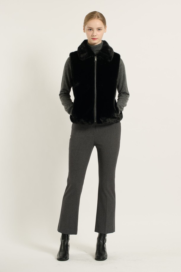 [25WT] 페이크 퍼 베스트 - BLACK B5D9I97199는 부드러운 촉감과 뛰어난 보온성을 자랑하는 여성용 페이크 퍼 베스트입니다. 슬림핏 디자인과 크롭 기장으로 세련된 스타일을 연출하며, 전면 지퍼 디테일로 포인트를 더했습니다. 블랙 컬러의 무지 패턴으로 어떤 룩에도 쉽게 매치할 수 있으며, 가을, 겨울철 데일리룩, 모임룩, 데이트룩 등 다양한 TPO에 활용하기 좋습니다. 폴리에스터 소재의 안감과 두꺼운 두께감으로 따뜻함을 선사하며, 미니멀, 클래식, 시크 스타일을 즐기는 여성에게 추천합니다. 민소매 디자인으로 레이어드하여 더욱 멋스럽게 연출할 수 있습니다.
