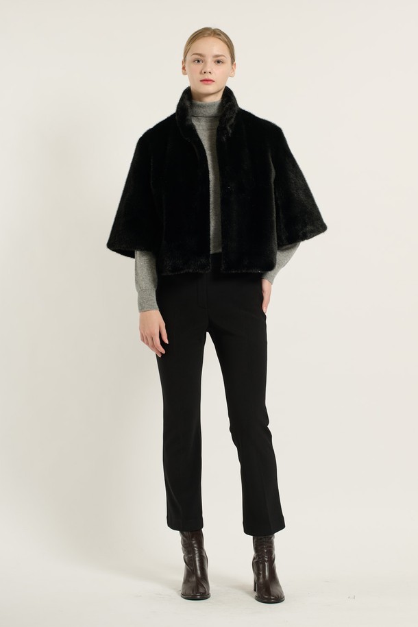 [25WT] 하이넥 페이크 퍼 재킷 - BLACK B5D9I97299는 겨울철 시크하고 우아한 스타일을 연출해 줄 여성용 하이넥 페이크 퍼 재킷입니다. 부드러운 촉감의 폴리에스터 소재로 제작되어 뛰어난 보온성을 자랑하며, 숏 기장과 자연스러운 핏으로 편안한 착용감을 선사합니다. 블랙과 실버 두 가지 컬러로 출시되어 다양한 룩에 매치하기 용이하며, 무지 디자인과 양옆 포켓, 그리고 세심한 마감 처리로 고급스러운 분위기를 더했습니다. 겨울 데일리룩, 모임룩, 파티룩 등 TPO에 맞춰 시크하고 클래식한 스타일을 완성해보세요.
