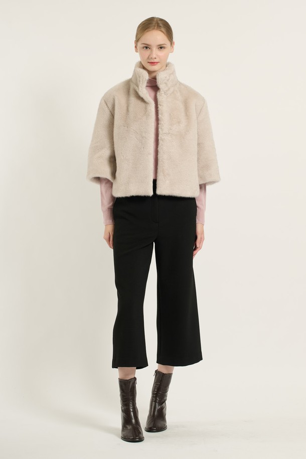 세련되고 우아한 무드의 여성용 [25WT] 하이넥 페이크 퍼 재킷 - SILVER B5D9I97209입니다. 부드러운 촉감의 두꺼운 폴리에스테르 소재로 제작되어 겨울철 보온성을 높여줍니다. 하이넥 디자인과 히든 버튼 여밈 방식으로 깔끔한 실루엣을 연출하며, 세미 오버핏으로 편안하게 착용 가능합니다. 실버와 블랙 두 가지 컬러로 출시되어 다양한 스타일 연출이 가능하며, 일상, 데이트, 모임 등 다양한 TPO에 활용하기 좋습니다. 내부에는 폴리에스터 안감이 덧대어져 있으며, 긴 소매 기장과 실용적인 주머니 디테일로 편의성을 더했습니다.
