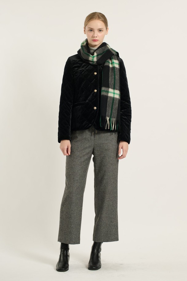 세련된 무드의 [25WT] 벨벳 퀼팅 점퍼 - BLACK B5D9R13499입니다. 부드러운 촉감의 벨벳 소재와 퀼팅 패턴이 어우러져 클래식하면서도 시크한 스타일을 연출합니다. 겨울철 일상, 모임, 오피스룩에 모두 잘 어울리는 활용도 높은 아이템입니다. 적당한 두께감으로 따뜻함을 제공하며, 벨벳 안감과 버튼 디테일이 고급스러움을 더합니다. 긴 소매 기장과 레귤러핏으로 편안한 착용감을 선사합니다.
