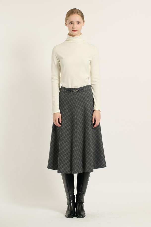 [25WT] 훌 체크 스커트 - M GRAY (B5D9S20216)는 여성스러운 무드를 연출하는 훌 스커트입니다. M GRAY 색상의 체크 패턴으로, 겨울철 데일리룩, 모임룩, 데이트룩 등 다양한 TPO에 활용하기 좋습니다. 부드러운 촉감의 폴리에스터, 모 혼방 소재로 제작되었으며, 허리선의 슬림한 벨트 디테일과 자연스럽게 퍼지는 A라인/플레어 실루엣이 특징입니다. 슬림 핏으로 우아하고 여성스러운 스타일을 완성하며, 다양한 상의와 매치하여 클래식, 미니멀, 로맨틱 스타일을 연출할 수 있습니다. 두께감 있는 소재로 따뜻하게 착용 가능하며, 편안한 착용감을 선사합니다.
