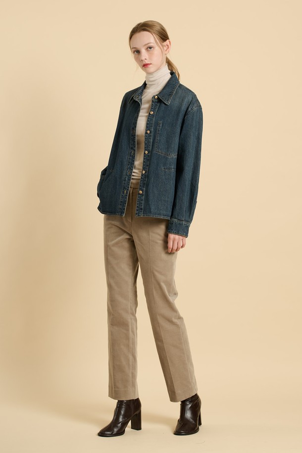 다크 블루 컬러의 [25WT] 포켓 포인트 데님 블라우스입니다. 면 소재로 제작되어 부드러운 촉감을 선사하며, 레귤러핏과 긴 소매 기장으로 편안하게 착용할 수 있습니다. 심플한 디자인에 포켓 디테일이 더해져 캐주얼한 매력을 더하며, 카라넥과 버튼 클로징으로 클래식한 무드를 연출합니다. 봄, 가을 시즌에 출근룩 또는 데이트룩 등 다양한 TPO에 맞춰 스타일리시하게 연출해보세요. 베이직하면서도 세련된 디자인으로 미니멀한 스타일을 즐기는 여성분들에게 추천합니다.
