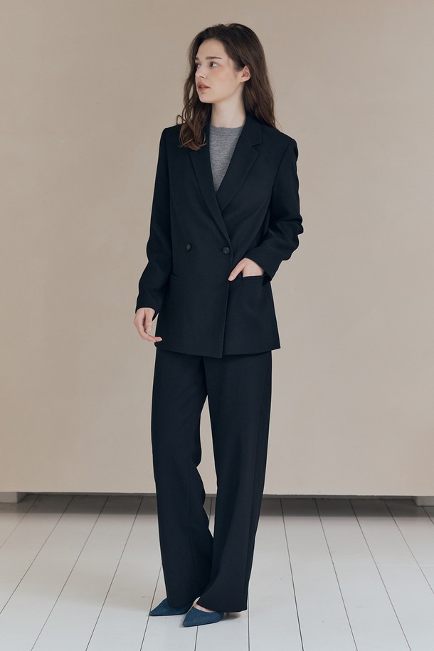 [25FA] 더블브레스티드 재킷 - BLACK A5F8J12299는 여성 고객을 위한 아우터 상품입니다. 모던, 클래식, 엘레강스 스타일을 추구하는 분들께 적합하며, 일상, 오피스룩, 출근룩, 모임룩 등 다양한 TPO에 활용할 수 있습니다. 레귤러핏의 블랙 컬러, 무지 패턴의 더블버튼 디자인으로 시크하고 미니멀한 스타일을 연출합니다. 폴리에스테르와 폴리우레탄 혼방 소재로 제작되어 부드러운 촉감을 선사하며, 가을 시즌에 적합한 두께감입니다. 클린한 숄더라인, 버튼 강조, 이너 레이어링 디테일, 세트업 가능한 점이 특징입니다.
