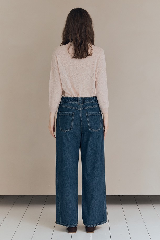 [25FA] 와이드레그 데님 팬츠 - DARK BLUE A5F8P35954는 여성용 데님 팬츠입니다. 짙은 다크 블루 컬러의 무지 면 소재로 제작되어 가을에 적합하며, 클래식한 스타일을 연출합니다. 하이웨스트 디자인과 와이드핏으로 현대적인 실루엣을 강조하며, 세련된 디자인이 돋보입니다. 가을 나들이룩이나 데이트룩에 매치하여, 미니멀하고 시크한 스타일을 완성해보세요.
