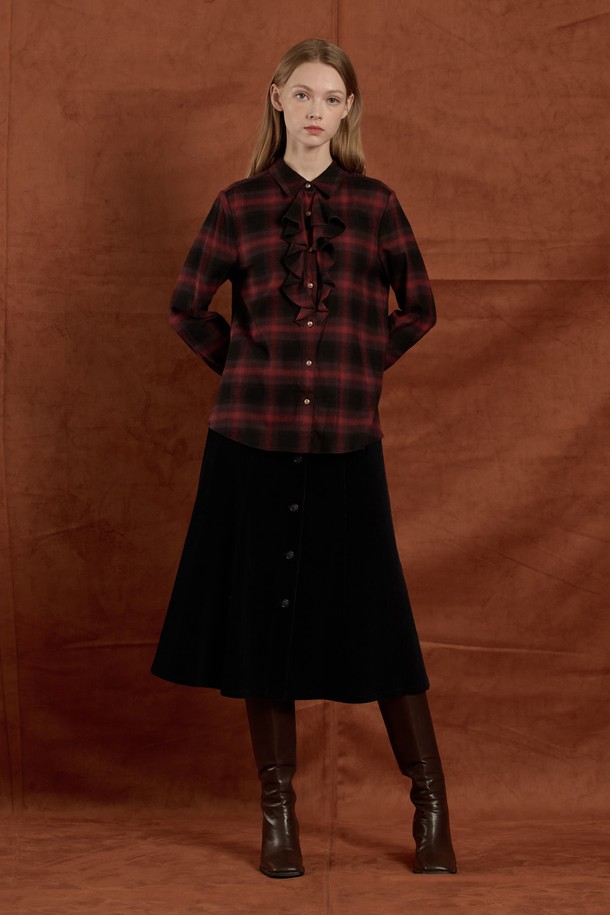 [25WT] 러플 체크 블라우스 - RED B5W9B40224는 여성용 블라우스로, 클래식하고 페미닌한 스타일을 연출합니다. 레드와 카키 두 가지 컬러로 출시되었으며, 면과 레이온 혼방 소재로 제작되어 부드러운 촉감을 선사합니다. 라운드넥에 긴 소매, 레귤러핏, 레귤러 기장으로 디자인되었으며, 체크 패턴과 러플 디테일이 특징입니다. 데이트룩, 카페룩, 모임룩 등 다양한 TPO에 미니멀, 클래식, 로맨틱 스타일로 연출할 수 있으며, 다양한 하의와 레이어드하여 사계절 내내 활용 가능합니다.
