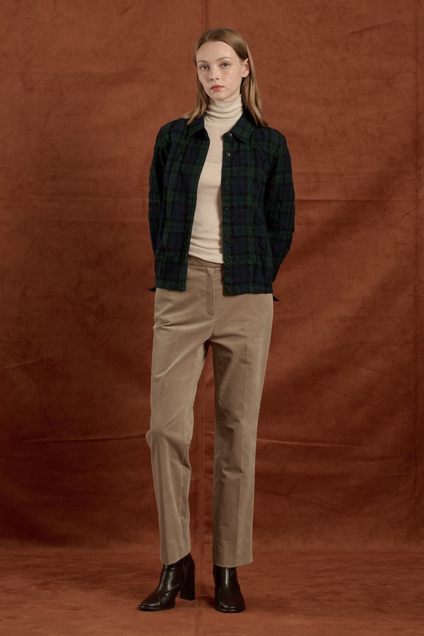 세련된 그린 체크 패턴이 돋보이는 [25WT] 울 체크 블라우스입니다. 여성스러운 실루엣을 연출하며, 가을과 겨울에 따뜻하게 착용하기 좋습니다. 고급스러운 모(wool)와 면 혼방 소재로 제작되어 부드러운 촉감을 선사합니다. 소매와 밑단 디자인으로 포인트를 더해, 오피스룩, 모임룩, 가을 나들이룩 등 다양한 TPO에 활용할 수 있습니다. 클래식하고 미니멀한 스타일을 선호하는 분들께 추천합니다.
