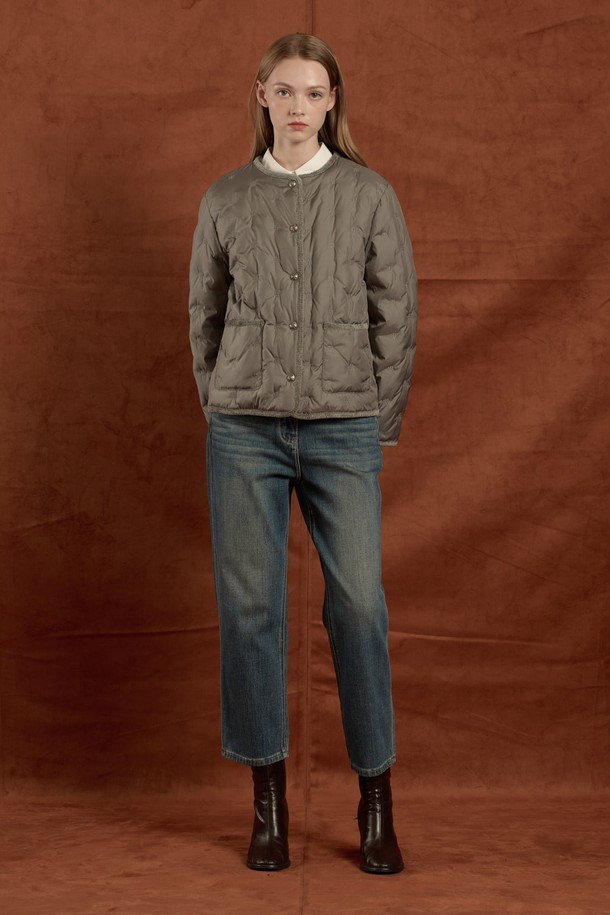 [25WT] 메탈 자수 구스 다운 - LIGHT M GRAY B5W9F80296는 여성용 아우터 구스다운입니다. 겨울철 일상 및 비즈니스 캐주얼에 적합하며, 베이직하고 캐주얼한 스타일을 연출합니다. LIGHT M GRAY 및 DARK BROWN 두 가지 색상으로 출시되었으며, 메탈 자수 포인트와 포켓 디테일이 특징입니다. 구스다운 충전재(솜털 80%, 깃털 20%)를 사용하여 가볍고 따뜻하며, 스트레이트 핏의 레귤러 기장으로 제작되었습니다. 긴 소매와 버튼 여밈 방식의 두꺼운 두께감으로 겨울철 보온성을 높였습니다.
