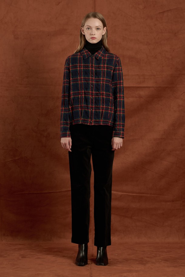 [25WT] 울 체크 블라우스 - NAVY B5W9B41055는 여성용 블라우스로, 가을과 겨울에 어울리는 두꺼운 울 소재의 체크 패턴이 특징입니다. 네이비와 그린 컬러로 출시되었으며, 클래식하고 베이직한 스타일을 연출합니다. 루즈핏으로 편안한 착용감을 제공하며, 긴 소매와 버튼 디테일이 돋보입니다. 일상복, 출근룩, 모임룩 등 다양한 TPO에 활용 가능하며, 아우터로도 활용할 수 있어 보온성을 높였습니다.
