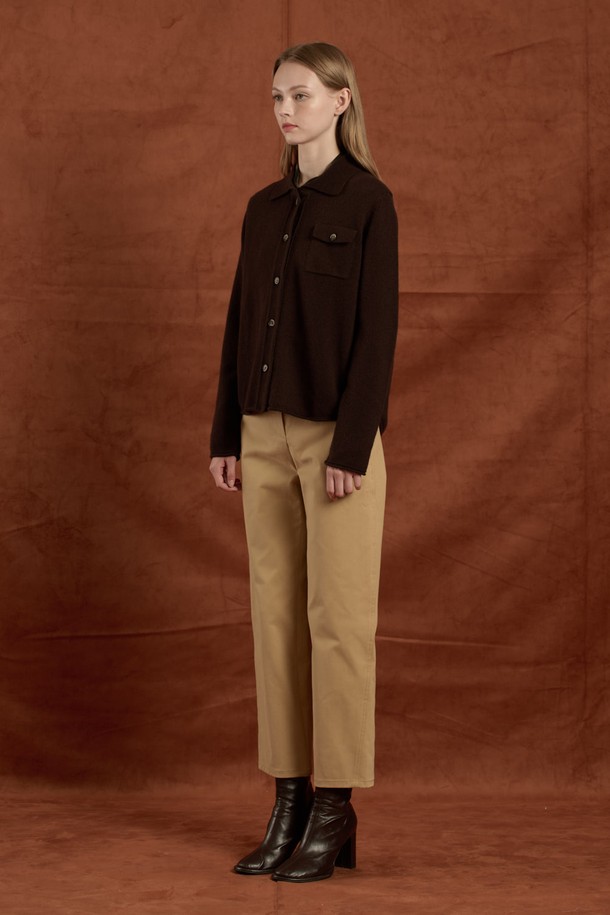 [25WT] 울 셔츠형 니트 가디건 - BROWN B5W9K10574는 여성용 니트 가디건으로, 가을과 겨울에 착용하기 좋습니다. 브라운과 멀티 그레이 컬러로 출시되었으며, 클래식하고 포멀한 스타일을 연출할 수 있습니다. 고급스러운 울 소재로 제작되어 부드러운 촉감을 선사하며, 레귤러 핏과 셔츠 칼라 디자인이 특징입니다. 넉넉한 두께감과 긴 소매 기장으로 따뜻함을 더하며, 포켓과 단추 디테일로 포인트를 주었습니다. 오피스룩, 모임룩, 겨울 데일리룩 등 다양한 TPO에 활용하기 좋은 아이템입니다.
