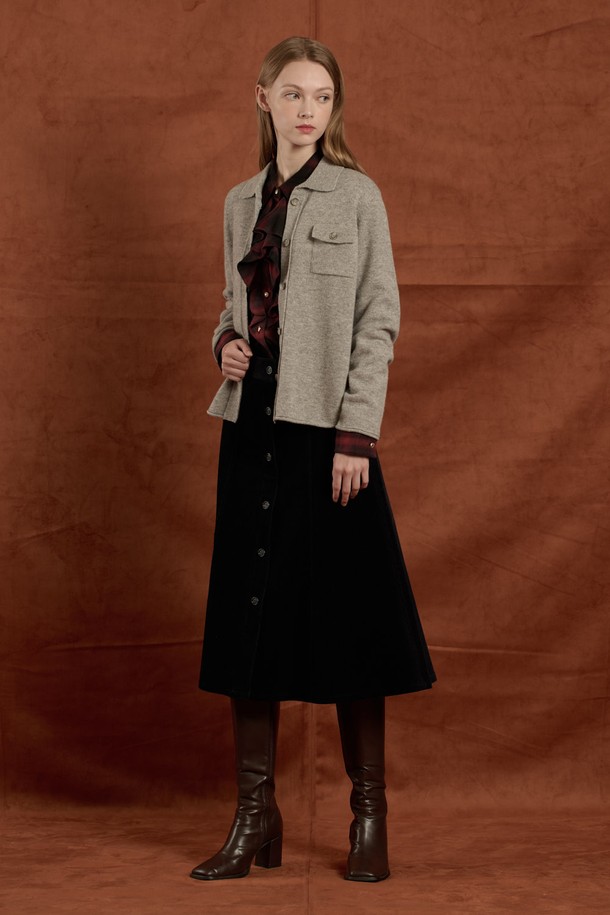 [25WT] 울 셔츠형 니트 가디건 - MULTI M GRAY B5W9K10597는 여성용 상의 니트 가디건입니다. 가을, 겨울 시즌에 어울리는 두꺼운 두께감의 울(모) 100% 소재로 제작되어 부드러운 촉감을 자랑합니다. 셔츠 칼라와 앞 단추 디자인, 왼쪽 가슴 포켓 디테일이 돋보이며, 베이직하고 클래식한 스타일을 연출합니다. 레귤러핏과 긴소매 기장으로 모임룩, 겨울 데일리룩 모두 소화 가능하며, 미니멀하고 클래식한 무드를 선호하는 분들께 추천합니다.
