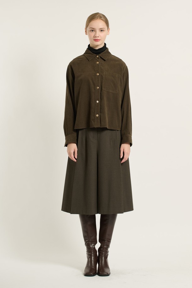 [25WT] 루즈핏 코듀로이 셔츠 - DARK KHAKI B5D9B40183는 넉넉한 루즈핏으로 편안한 착용감을 선사하는 셔츠입니다. 부드러운 촉감의 코듀로이 소재로 제작되어 봄, 가을 시즌에 활용하기 좋으며, 다크 카키 컬러가 세련된 분위기를 더합니다. 베이직하면서도 캐주얼한 스타일로, 출근룩이나 비즈니스 캐주얼, 혹은 캐주얼, 클래식, 미니멀 스타일 연출에도 적합합니다. 긴 소매와 카라 디자인, 그리고 실용적인 포켓 디테일까지 갖춰 활용도를 높였습니다. 두꺼운 두께감으로 보온성을 더했습니다.
