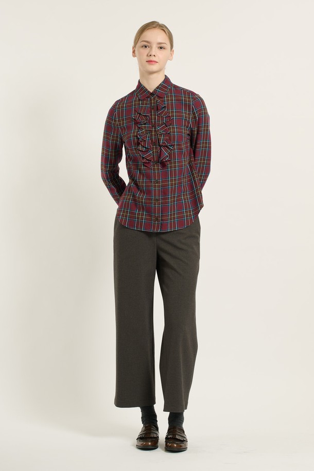 세련된 분위기를 연출하는 [25WT] 체크 훌 셔츠 - 다크 레드는 여성스러움을 강조하는 클래식 스타일의 셔츠입니다. 차이나 칼라와 긴소매 디자인, 레귤러핏으로 제작되어 편안한 착용감을 선사합니다. 가을과 겨울에 어울리는 면 소재로 제작되었으며, 체크 패턴과 프릴 디테일이 돋보입니다. 오피스룩, 모임룩, 데이트룩 등 다양한 TPO에 활용할 수 있으며, 미니멀, 시크 스타일을 즐기는 분들께 추천합니다. 레귤러 기장으로 어떤 하의와도 잘 어울려 활용도가 높습니다.
