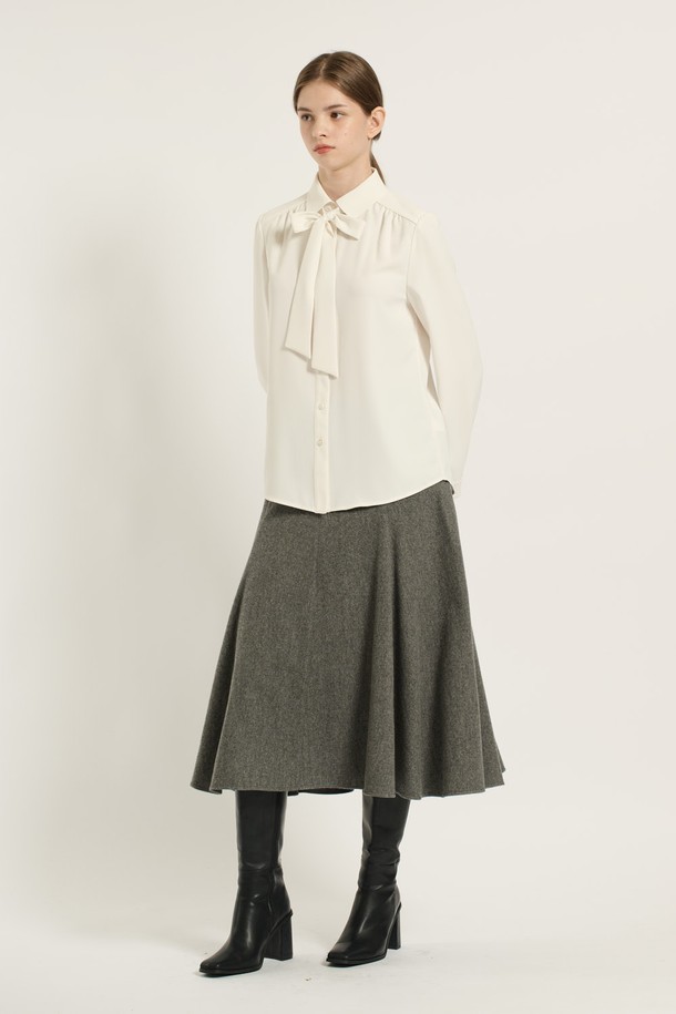 [25WT] 셔츠카라 타이 블라우스 - IVORY B5D9B40413는 여성스러운 실루엣을 연출하는 아이보리 컬러의 블라우스입니다. 셔츠 카라 디자인과 타이 디테일이 클래식하면서도 엘레강스한 분위기를 선사합니다. 봄, 가을 시즌에 적합하며, 레귤러 핏과 긴 소매 기장으로 편안하게 착용할 수 있습니다. 오피스룩, 모임룩, 소개팅룩 등 다양한 TPO에 활용 가능하며, 미니멀, 로맨틱 스타일을 즐기는 분들께 추천합니다. 무지 디자인으로 어떤 하의와도 쉽게 매치할 수 있어 활용도가 높습니다.
