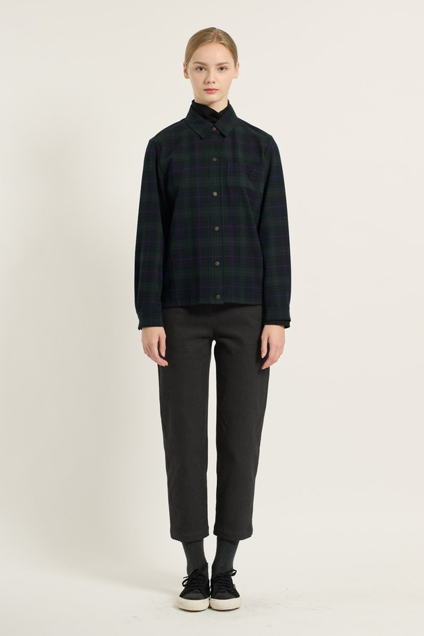 [25WT] 로고 패치 포켓 체크 셔츠 - GREEN B5D9B40742는 여성용 셔츠/블라우스로, 봄, 가을에 착용하기 좋은 긴소매 레귤러핏 제품입니다. 캐주얼, 베이직 스타일의 그린 컬러 체크 패턴이 돋보이며, 카라 넥라인과 레귤러 기장으로 제작되었습니다. 면 소재의 보통 두께감으로 편안한 착용감을 선사하며, 패치 포켓 디테일이 특징입니다. 출근룩과 모임룩, 그리고 캐주얼, 클래식, 미니멀 스타일 모두 소화 가능한 활용도 높은 아이템입니다.
