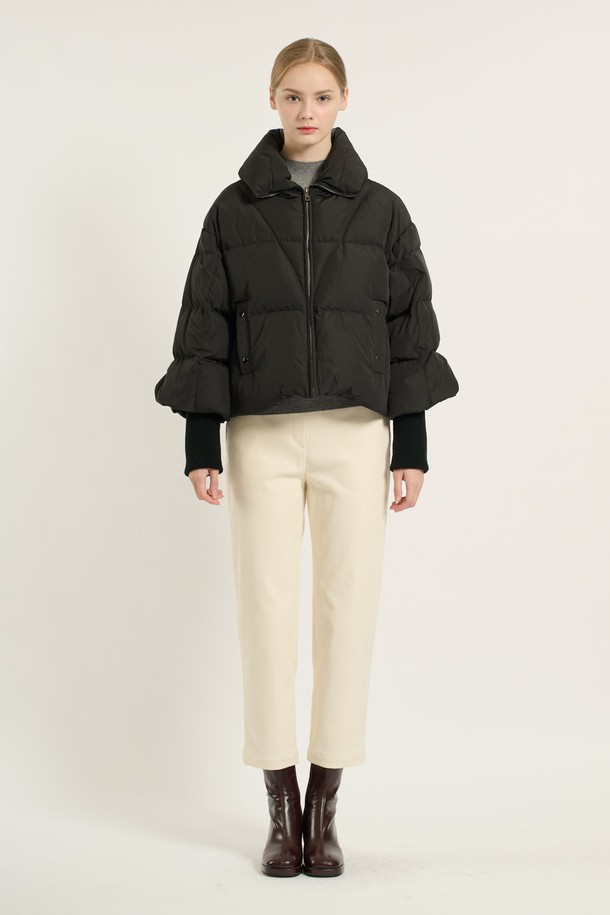 [25WT] 니트 소매 덕 다운 - BLACK B5D9F87699은 겨울철 캐주얼 스타일을 위한 여성용 오버핏 크롭 패딩입니다. 부드러운 촉감의 나일론 소재와 두꺼운 두께로 제작되어 보온성을 높였습니다. 블랙 컬러의 무지 디자인에 니트 소매 디테일이 돋보이며, 집업 스타일로 편안하게 착용 가능합니다. 안감 또한 패딩 처리되어 더욱 따뜻하게 착용할 수 있습니다. 미니멀한 스타일을 선호하는 분들께 추천합니다.
