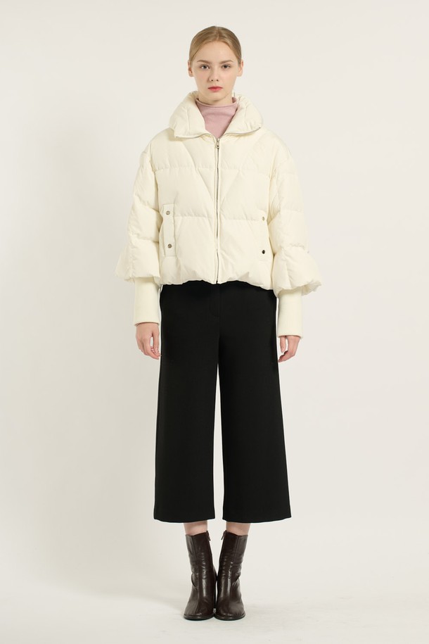 [25WT] 니트 소매 덕 다운 - 아이보리 B5D9F87613는 캐주얼하고 베이직한 스타일의 여성용 덕다운 패딩입니다. 겨울철에 적합하며, 두꺼운 두께감으로 따뜻함을 제공합니다. 부드러운 촉감의 니트 소재 소매가 특징이며, 무지 디자인에 오버핏으로 편안하게 착용할 수 있습니다. 집업 스타일로 간편하게 여밀 수 있으며, 안감은 패딩 처리되어 보온성을 높였습니다. 아이보리 색상으로 다양한 룩에 활용하기 좋습니다.
