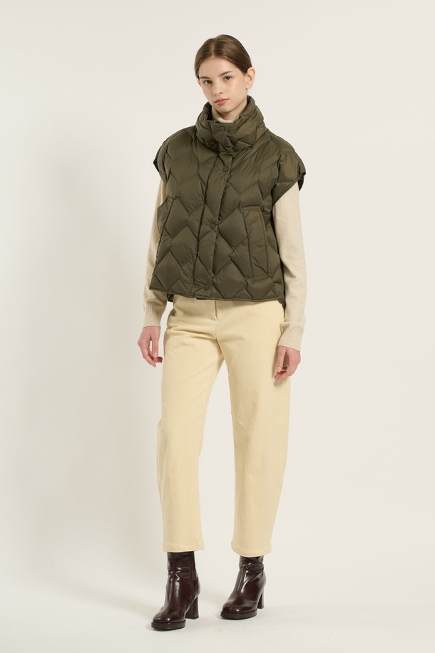 [25WT] 다이아 베스트 덕 다운 - KHAKI B5D9F87845는 여성용 캐주얼 패딩 베스트입니다. 겨울철에 적합하며, 부드러운 촉감의 덕다운 충전재와 두꺼운 두께로 따뜻함을 제공합니다. 카키색 무지 디자인에 레귤러핏과 레귤러 기장으로 제작되었으며, 퀄팅 디자인이 특징입니다. 스냅 여밈 방식으로 간편하게 착용할 수 있으며, 민소매 스타일로 레이어드 연출에 용이합니다. 캐주얼, 미니멀, 클래식 스타일을 선호하는 고객에게 적합합니다.
