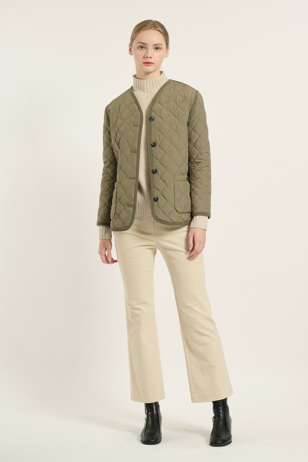 [25WT] 브이넥 바인딩 퀼팅 - KHAKI (카키) B5D9G87645는 여성용 점퍼입니다. 봄, 가을에 어울리는 두꺼운 두께감의 크롭 기장 아우터로, 베이직하고 캐주얼한 스타일을 연출합니다. 브이넥 라인과 바인딩, 퀼팅 디자인이 특징이며, 긴 소매와 버튼 여밈 방식으로 제작되었습니다. 레귤러핏으로 제작되어 편안한 착용감을 선사하며, 데일리룩에 활용하기 좋습니다.
