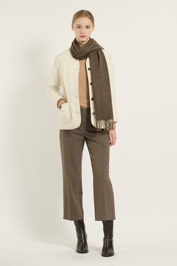 아이보리 컬러의 [25WT] 브이넥 바인딩 퀼팅 점퍼입니다. 가을과 겨울에 착용하기 좋은 두꺼운 두께감으로, 캐주얼하고 베이직한 스타일을 연출합니다. 크롭 기장에 7부 소매, 브이넥 디자인과 바인딩 디테일이 특징입니다. 레귤러핏으로 편안하게 착용 가능하며, 퀼팅 패턴이 돋보입니다. 일상복으로 활용하기 좋은 여성 점퍼입니다.
