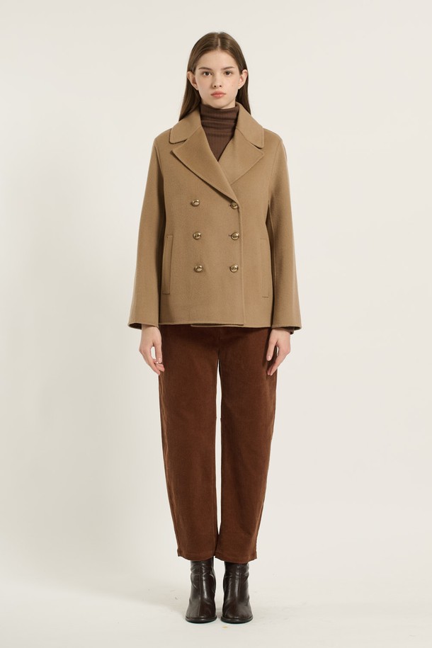세련된 무드의 여성 [25WT] 더블 단추 핸드메이드 재킷입니다. 베이지 컬러와 울 소재, 두꺼운 두께감으로 가을, 겨울 시즌에 따뜻하고 포근하게 착용할 수 있습니다. 클래식하고 미니멀한 디자인에 테일러드 칼라와 레귤러핏으로 세련된 실루엣을 연출합니다. 오피스룩, 출근룩, 모임룩 등 다양한 TPO에 활용 가능한 아이템입니다. 긴 소매 기장과 핸드메이드 코트 타입으로 완성도를 높였습니다.
