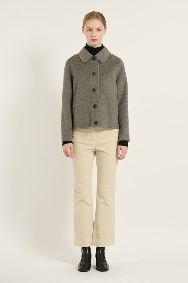 [25WT] 스탠카라 크롭 핸드메이드 재킷은 여성용 아우터로, 가을과 겨울에 착용하기 좋은 두꺼운 울 소재의 재킷입니다. 미니멀하고 클래식한 스타일을 추구하며, 오피스룩, 출근룩, 모임룩에 적합합니다. 그레이 컬러의 무지 패턴으로, 레귤러핏과 스탠카라 디자인, 버튼 여밈 방식, 긴 소매 기장, 크롭 기장이 특징입니다. 핸드메이드 방식으로 제작되어 고급스러운 분위기를 연출하며, 클래식, 미니멀, 시크 스타일을 좋아하는 여성분들께 추천합니다.
