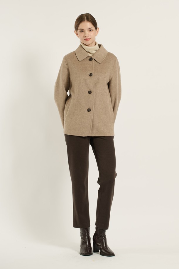 세련된 무드를 연출하는 [25WT] 싱글 브레스트 핸드메이드 하프 코트입니다. 부드러운 촉감의 울 소재로 제작되어 가을, 겨울 시즌에 따뜻하게 착용할 수 있습니다. 베이지 컬러의 무지 디자인과 레귤러핏, 하프 기장으로 미니멀하고 클래식한 스타일을 완성합니다. 싱글 버튼 여밈 방식과 긴 소매 디자인으로 출근룩, 오피스룩, 모임룩 등 다양한 TPO에 활용 가능합니다. 핸드메이드 공법으로 제작되어 높은 퀄리티를 자랑하는 싱글 코트입니다.
