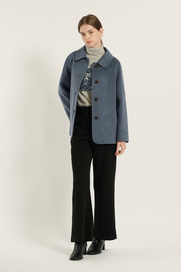 [25WT] 싱글 브레스트 핸드메이드 하프 코트 - M BLUE B5D9H87253는 가을, 겨울 시즌에 어울리는 여성용 하프 코트입니다. 클래식하고 미니멀한 스타일로, 울 소재 특유의 부드러운 촉감과 두꺼운 두께감이 특징입니다. 핸드메이드 방식으로 제작되어 고급스러움을 더하며, 싱글 버튼 여밈 방식으로 깔끔한 실루엣을 연출합니다. 레귤러핏으로 제작되어 편안한 착용감을 제공하며, 출근룩, 오피스룩, 모임룩 등 다양한 TPO에 활용 가능합니다.
