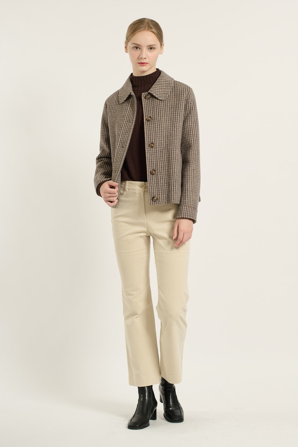 [25WT] 스탠카라 크롭 체크 핸드메이드 재킷은 여성용 아우터로, 가을과 겨울에 착용하기 좋은 두꺼운 울 소재의 재킷입니다. 베이지 컬러에 클래식하고 미니멀한 무드의 체크 패턴이 특징이며, 스탠카라 디자인과 크롭 기장으로 세련된 실루엣을 연출합니다. 핸드메이드 방식으로 제작되어 높은 퀄리티를 자랑하며, 레귤러핏으로 제작되어 편안한 착용감을 제공합니다. 버튼 여밈 방식과 긴 소매 기장으로 오피스룩, 출근룩, 모임룩 등 다양한 TPO에 활용할 수 있습니다.
