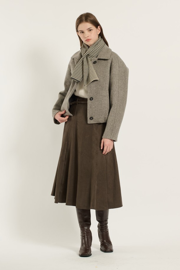 [25WT] 스탠카라 스트링볼륨 핸드메이드 재킷은 여성용 아우터입니다. 클래식하고 미니멀한 스타일의 그레이 컬러 자켓으로, 가을과 겨울에 착용하기 좋습니다. 울 소재의 두꺼운 두께감과 뻣뻣한 촉감이 특징이며, 핸드메이드 방식으로 제작되어 볼륨감 있는 실루엣을 연출합니다. 레귤러핏에 버튼 여밈 방식이며, 크롭 기장과 긴 소매 디자인으로 세련된 오피스룩, 출근룩, 모임룩을 완성해보세요.
