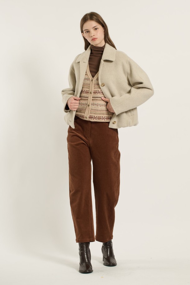 [25WT] 스탠카라 스트링볼륨 핸드메이드 재킷 - OATMEAL B5D9J10277은 가을과 겨울, 여성 고객을 위한 아우터입니다. 오트밀 컬러의 무지 디자인으로, 클래식하고 미니멀한 스타일을 연출합니다. 루즈 핏의 스탠카라 재킷으로, 부드러운 울 소재와 두꺼운 두께감이 특징입니다. 긴 소매 기장과 핸드메이드 코트 타입으로, 오피스룩, 출근룩, 모임룩 등 다양한 TPO에 활용 가능합니다. 볼륨감을 더해 시크한 매력을 선사하며, 버튼 여밈 방식으로 간편하게 착용할 수 있습니다.
