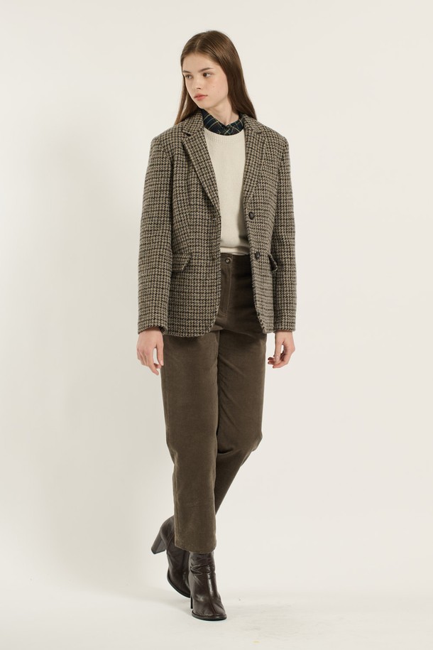 [25WT] 부클 체크 재킷 - M BROWN B5D9J10779는 부드러운 부클 소재로 제작된 여성용 자켓입니다. 브라운 컬러의 클래식한 체크 패턴이 특징이며, 가을과 겨울에 따뜻하게 착용할 수 있습니다. 싱글 버튼 여밈 방식과 테일러드 코트 타입으로, 오피스룩, 출근룩, 모임룩 등 다양한 TPO에 활용 가능합니다. 레귤러핏과 긴 소매 기장으로 편안함을 더했으며, 포켓 디테일이 돋보입니다. 클래식하고 미니멀한 스타일을 연출하기에 좋은 아이템입니다.
