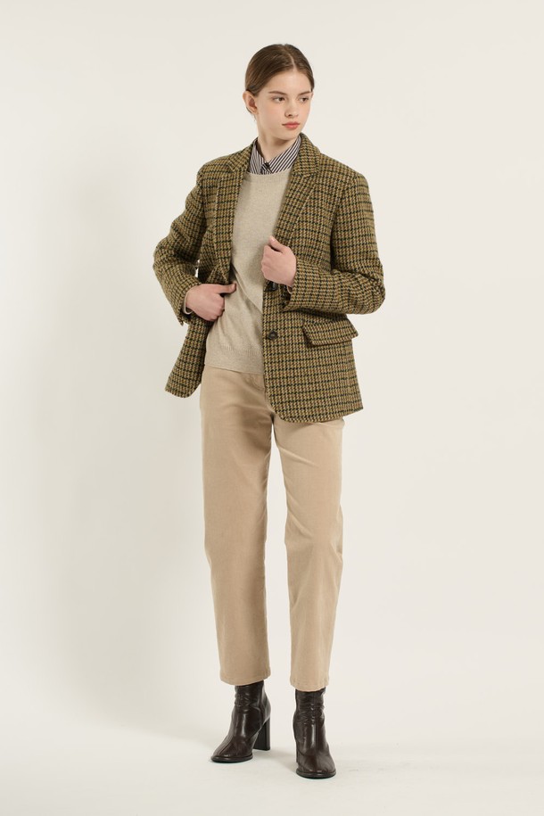 [25WT] 부클 체크 재킷 - MUSTARD B5D9J10733는 가을, 겨울 시즌에 어울리는 여성용 크롭 자켓입니다. 부드러운 촉감의 부클 소재와 두꺼운 두께감으로 따뜻함을 선사하며, 클래식한 무드의 체크 패턴이 특징입니다. 싱글 버튼 여밈 방식과 레귤러 핏으로 편안하게 착용 가능하며, 데이트룩, 모임룩, 출근룩 등 다양한 TPO에 활용할 수 있습니다. 미니멀, 시크 스타일을 즐기는 분들께 추천하며, 긴 소매와 크롭 디자인으로 세련된 실루엣을 연출합니다.
