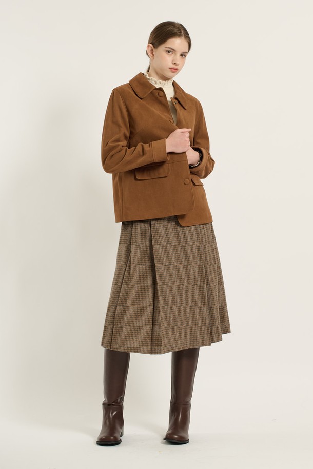 [25WT] 인조 스웨이드 재킷 - CAMEL B5D9J11480은 여성용 자켓으로, 부드러운 촉감의 인조 스웨이드와 인조 가죽 소재로 제작되었습니다. 봄, 가을에 어울리는 얇은 두께의 레귤러핏 테일러드 코트 타입이며, 카멜 컬러의 무지 디자인이 특징입니다. 싱글 버튼 여밈 방식과 긴 소매, 포켓 디테일이 돋보이는 클래식하고 미니멀한 스타일의 재킷입니다. 오피스룩, 출근룩, 모임룩 등 다양한 TPO에 시크하게 매치할 수 있습니다.
