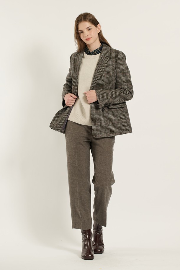 **[25WT] 더블단추의 테일러드카라 재킷 - MULTI M GRAY B5D9J11597**

가을과 겨울, 당신의 스타일을 한층 끌어올릴 여성 테일러드 재킷입니다. 클래식하고 베이직한 무드의 그레이 컬러 체크 패턴으로, 오피스룩, 출근룩, 모임룩 등 다양한 TPO에 활용 가능합니다. 레귤러핏에 두꺼운 울 소재로 제작되어 보온성을 높였으며, 더블 버튼 여밈과 테일러드 카라 디테일로 시크하고 미니멀한 스타일을 연출합니다. 긴 소매 기장과 크롭 기장이 세련된 실루엣을 완성합니다.
