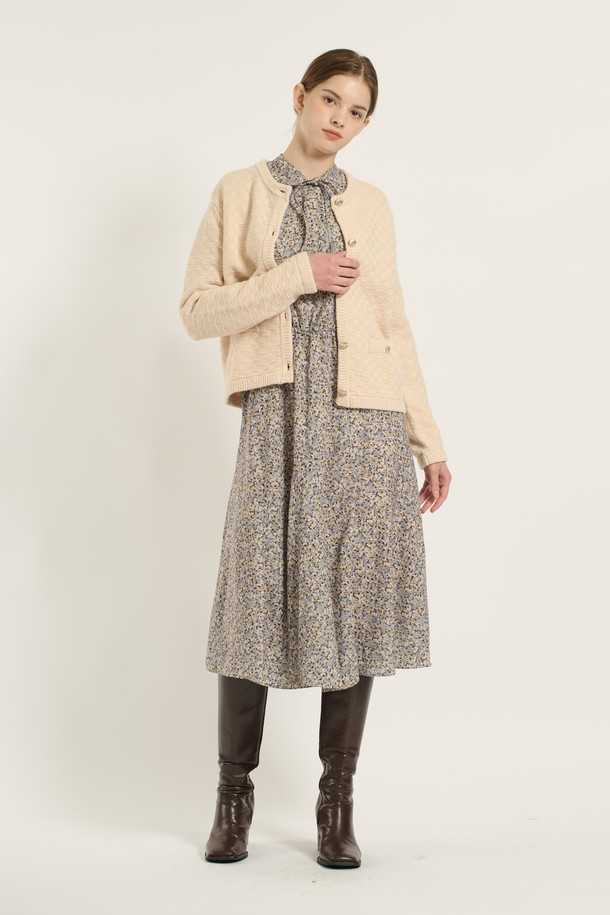 [25WT] 볼륨 텍스쳐 버튼업 가디건 - LIGHT BEIGE (라이트 베이지) B5D9K10171은 여성용 가디건입니다. 부드러운 니트 소재로 제작되어 봄, 가을에 착용하기 좋으며, 중간 두께감으로 편안한 착용감을 선사합니다. 베이직하고 캐주얼한 스타일로, 무지 디자인에 레귤러핏과 레귤러 기장으로 제작되었습니다. 볼륨감 있는 텍스처와 버튼 여밈 방식이 특징이며, 출근룩이나 모임룩 등 다양한 TPO에 활용 가능합니다. 캐주얼, 미니멀, 클래식 스타일을 즐겨 입는 분들께 추천합니다.
