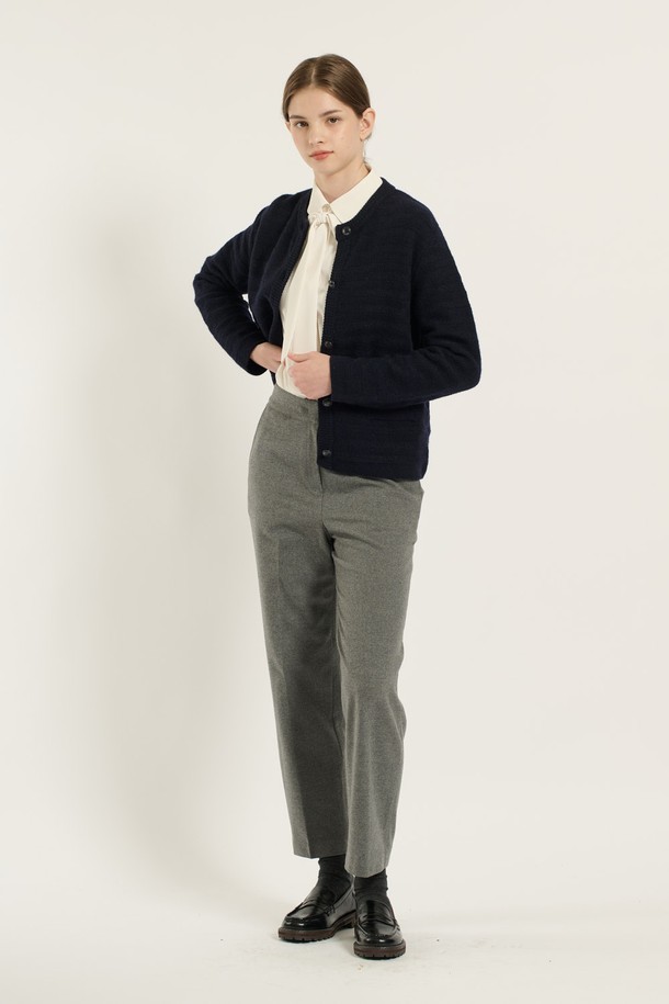 [25WT] 글리터 텍스처 스트라이프 가디건 - DARK NAVY B5D9K10256은 여성용 가디건으로, 다크 네이비 컬러에 글리터 텍스처 스트라이프 패턴이 돋보입니다. 봄, 가을 시즌에 적합하며, 베이직한 스타일을 연출하기 좋습니다. 부드러운 니트 소재로 제작되어 편안한 착용감을 제공하며, 레귤러 핏과 라운드넥 디자인으로 깔끔한 실루엣을 선사합니다. 크롭 기장에 긴 소매 디테일이 더해져 미니멀, 클래식, 캐주얼 룩에 모두 잘 어울립니다.
