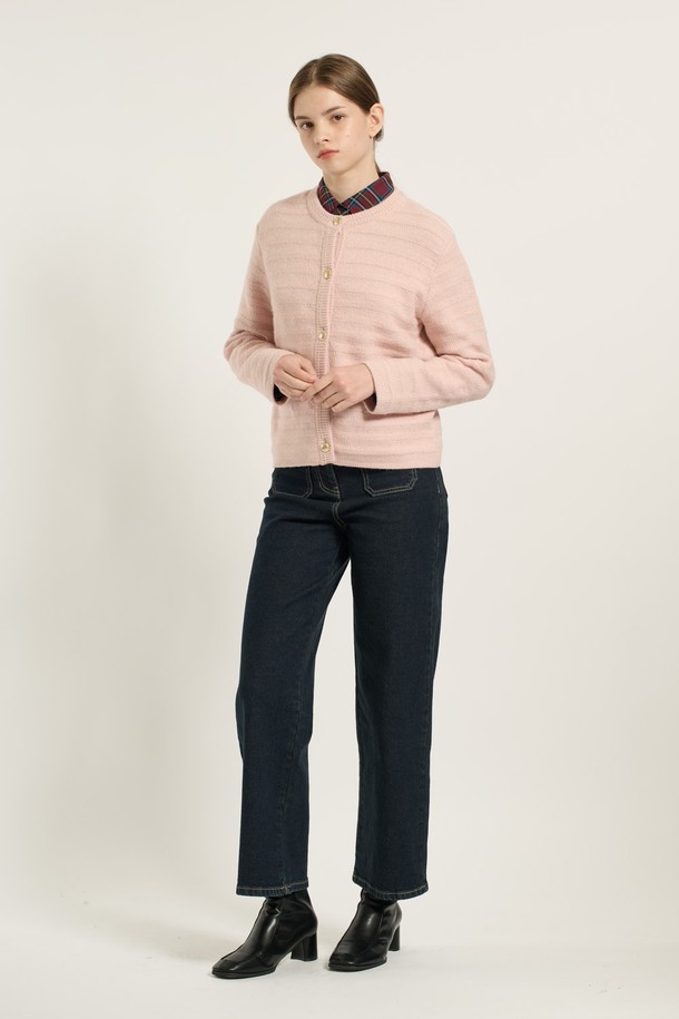 [25WT] 글리터 텍스처 스트라이프 가디건 - PINK B5D9K10222는 여성용 가디건으로, 봄, 가을에 어울리는 엘레강스 스타일을 연출합니다. 핑크 컬러의 니트 소재에 크롭 기장과 긴 소매가 특징이며, 레귤러핏 라운드넥 디자인으로 제작되었습니다. 스트라이프 패턴과 글리터 텍스처 디테일이 더해져 데이트룩, 모임룩에 포인트를 줄 수 있습니다. 부드러운 촉감의 얇은 두께로 클래식, 미니멀, 로맨틱 스타일을 즐겨 입는 분들께 추천합니다.
