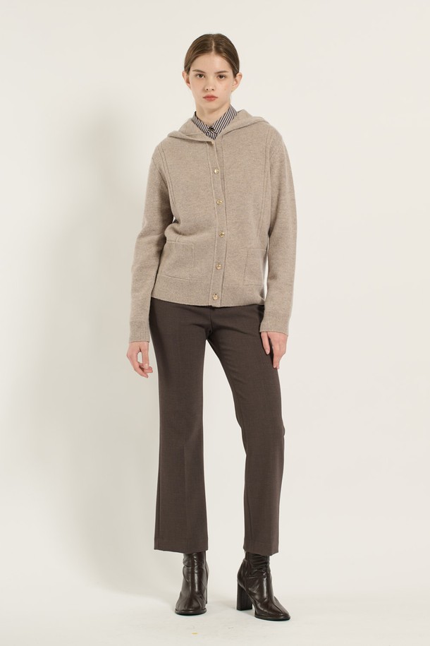 [25WT] 울 버튼 후드 가디건 - DARK BEIGE (B5D9K10373)는 여성용 상의 가디건입니다. 다크 베이지 색상의 울 소재로 제작되어 가을, 겨울에 착용하기 좋습니다. 베이직하고 캐주얼한 스타일로, 레귤러 핏에 긴 소매 기장과 레귤러 기장으로 디자인되었습니다. 후드 디자인과 버튼 여밈 방식으로, 출근룩이나 모임룩에 활용하기 좋으며, 캐주얼, 클래식, 미니멀 스타일을 연출할 수 있습니다. 두꺼운 두께감과 부드러운 촉감으로 편안하게 착용할 수 있습니다.
