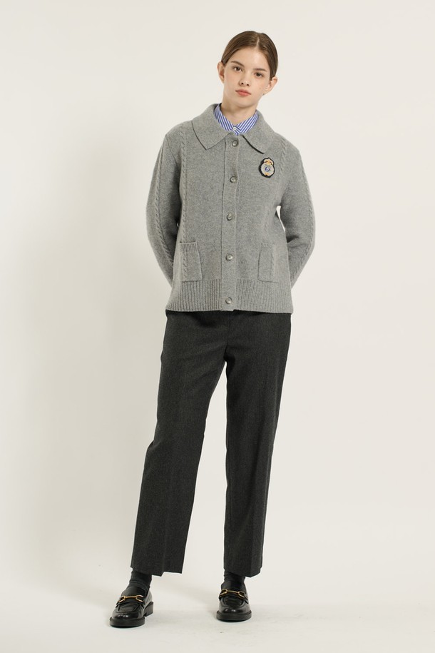 [25WT] 케이블 카라 가디건 - MULTI M GRAY (멀티 M 그레이) B5D9K10897는 여성용 케이블 카라 가디건입니다. 두꺼운 두께감의 니트 소재로 제작되어 가을, 겨울철에 따뜻하게 착용할 수 있습니다. 베이직하고 클래식한 스타일로, 레귤러핏과 레귤러 기장으로 편안한 착용감을 선사합니다. 차분한 그레이 컬러에 멀티 컬러 디테일이 더해져 포인트를 주며, 버튼 여밈 방식으로 간편하게 착용 가능합니다. 출근룩과 모임룩, 그리고 미니멀, 캐주얼, 클래식 스타일을 즐겨 입는 고객에게 추천합니다.
