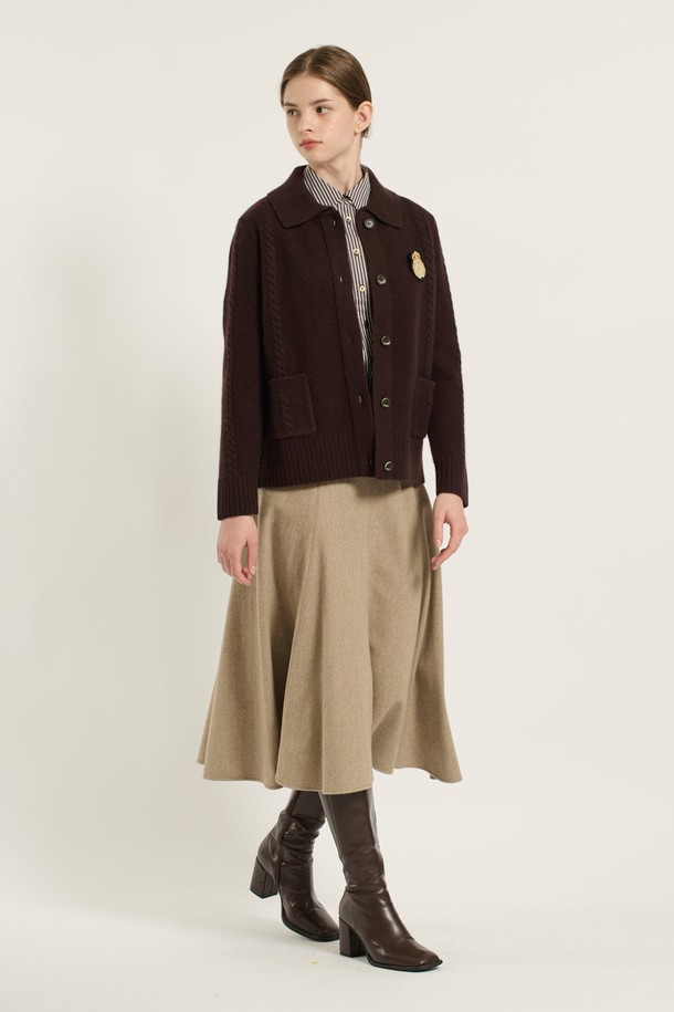 [25WT] 케이블 카라 가디건 - DARK BROWN B5D9K10875는 깊이 있는 다크 브라운 컬러의 여성용 가을/겨울 가디건입니다. 울 소재로 제작되어 부드러운 촉감과 두꺼운 두께감으로 따뜻함을 선사하며, 클래식한 무드의 케이블 패턴이 돋보입니다. 카라 디자인과 긴 소매, 레귤러 핏으로 세련된 실루엣을 연출하며, 버튼 여밈으로 간편하게 착용할 수 있습니다. 데이트룩, 모임룩 등 다양한 TPO에 활용 가능하며, 미니멀하면서도 클래식한 스타일을 완성합니다.
