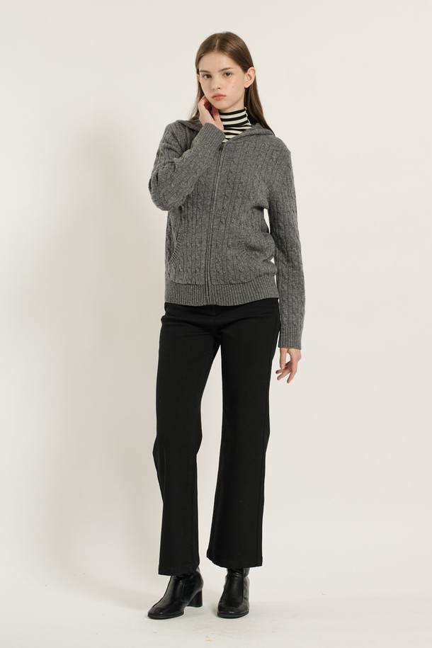 [25WT] 케이블 후드 집업 가디건 - MULTI M GRAY B5D9K17297은 여성용 상의 니트/스웨터 카테고리에 속하는 그레이 컬러의 가을/겨울용 가디건입니다. 베이직하고 캐주얼한 스타일로, 레귤러 기장의 긴소매 후드 디자인이며, 부드러운 울 소재에 케이블 패턴이 특징입니다. 레귤러핏으로 제작되었으며, 두꺼운 두께감과 집업 여밈 방식으로 편안하게 착용할 수 있습니다. 캐주얼, 클래식, 미니멀 스타일을 즐겨 입는 고객에게 적합합니다.
