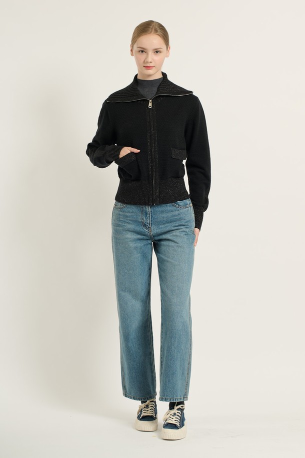 [25WT] 와이드 카라 니트 집업 - BLACK B5D9K17999는 여성용 상의 니트/스웨터입니다. 가을, 겨울에 착용하기 좋으며, 일상 및 캐주얼 룩에 적합합니다. 블랙 컬러의 레귤러핏 제품으로, 클래식, 모던, 캐주얼 스타일을 연출할 수 있습니다. 폴리에스테르, 레이온, 아크릴, 나일론 혼방 소재로 제작되었으며, 부드러운 촉감과 보통 두께감으로 편안하게 착용할 수 있습니다. 와이드 카라 넥 라인과 긴 소매, 지퍼 여밈 방식, 포켓 및 리브 짜임 디자인으로 포인트를 더했습니다.
