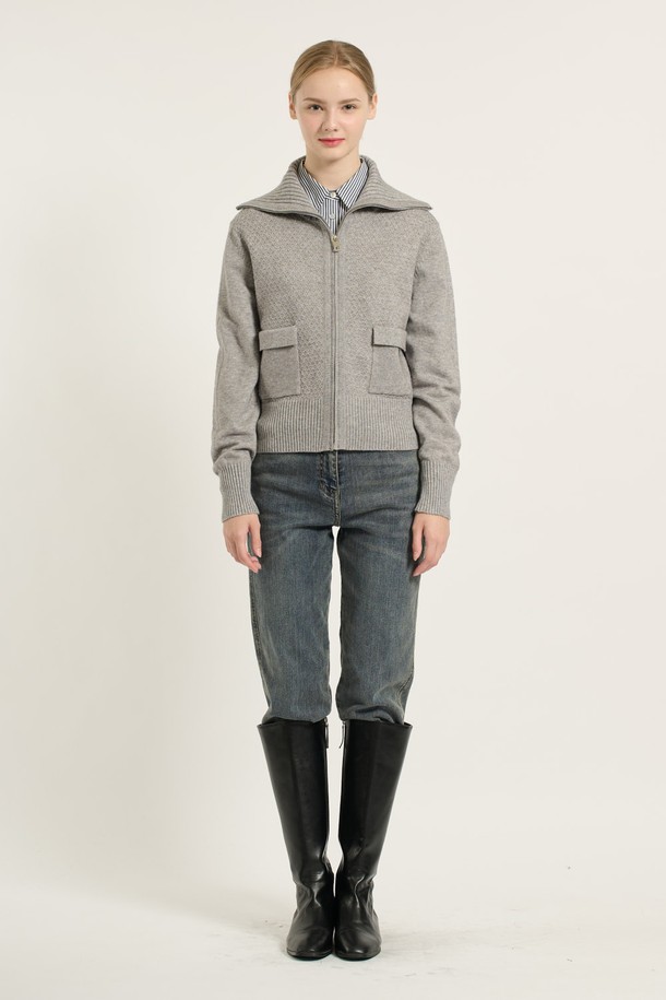 [25WT] 와이드 카라 니트 집업은 여성 의류로, 일상 및 캐주얼 스타일을 위한 니트/스웨터입니다. M GRAY (그레이) 컬러의 레귤러핏 긴소매 디자인으로, 봄, 가을, 겨울 계절에 착용하기 좋습니다. 와이드 카라와 포켓 디테일이 돋보이며, 무지 또는 골지 패턴으로 베이직하면서도 캐주얼한 무드를 연출합니다. 출근룩, 미니멀, 클래식 스타일에도 잘 어울리는 활용도 높은 아이템입니다.
