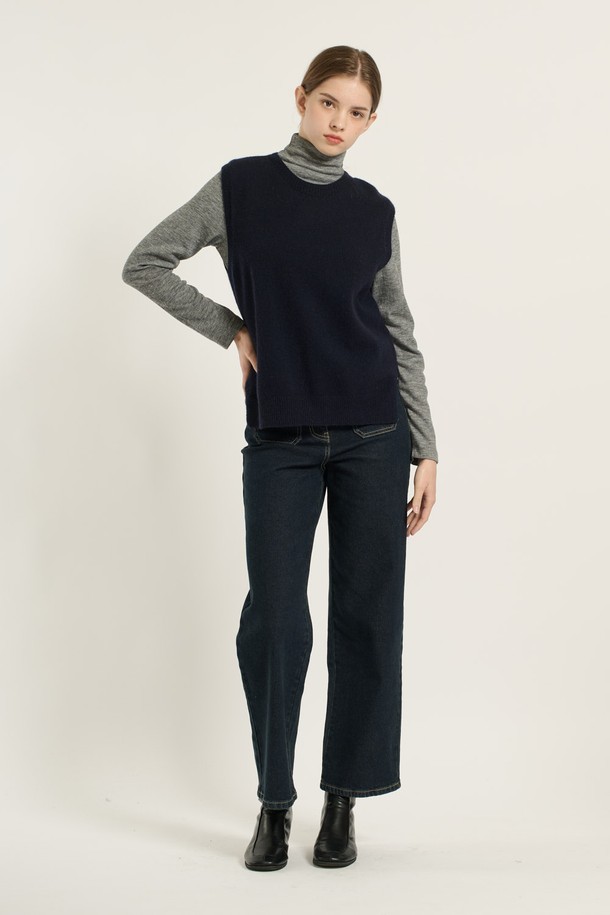 [25WT] 슬릿 디테일 라운드넥 니트 베스트 - DARK NAVY (다크 네이비) B5D9K50156는 여성용 상의 베스트입니다. 모, 면, 울 혼방 소재로 제작되어 부드러운 촉감과 보온성을 제공하며, 라운드넥 디자인과 레귤러핏으로 편안하게 착용할 수 있습니다. 무지 패턴에 슬릿 디테일이 더해져 세련된 느낌을 주는 이 베스트는 봄, 가을, 겨울 모두 활용 가능하며, 일상 및 캐주얼 스타일 모두 연출할 수 있습니다. 민소매 디자인으로 다양한 레이어링이 가능합니다.
