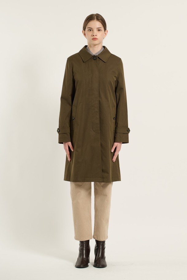 [25WT] 클래식 라이너 싱글 트렌치코트 - KHAKI BROWN (카키 브라운) B5D9N70185는 여성용 아우터로, 봄, 가을, 겨울 세 계절에 걸쳐 활용 가능한 롱 기장의 트렌치코트입니다. 캐주얼, 모던, 클래식 스타일을 아우르며, 무지 패턴에 레귤러 핏으로 제작되었습니다. 면과 폴리에스터 혼방 소재로 탄탄한 촉감을 제공하며, 싱글 버튼 여밈 방식과 긴 소매, 소매 버튼 디테일이 특징입니다. 라이너가 포함되어 보온성을 높였으며, 출근룩과 모임룩 모두에 잘 어울리는 제품입니다.
