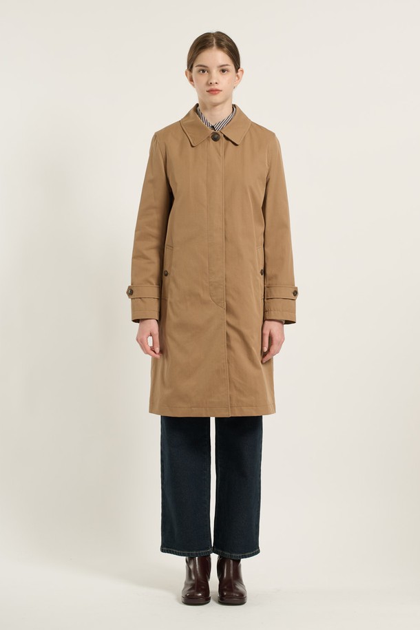 [25WT] 클래식 라이너 싱글 트렌치코트 - CAMEL B5D9N70180는 여성 고객을 위한 아우터입니다. 카멜과 카키 브라운 두 가지 색상으로 제공되며, 봄, 가을, 간절기에 입기 좋습니다. 클래식, 캐주얼, 포멀, 모던 스타일을 아우르는 무지 디자인의 롱 기장 트렌치코트입니다. 싱글 버튼 여밈 방식에 슬림핏으로 떨어지며, 라이너가 포함되어 있고 소매 비조 디테일이 돋보입니다. 출근룩과 데이트룩에 모두 잘 어울리는 제품입니다.
