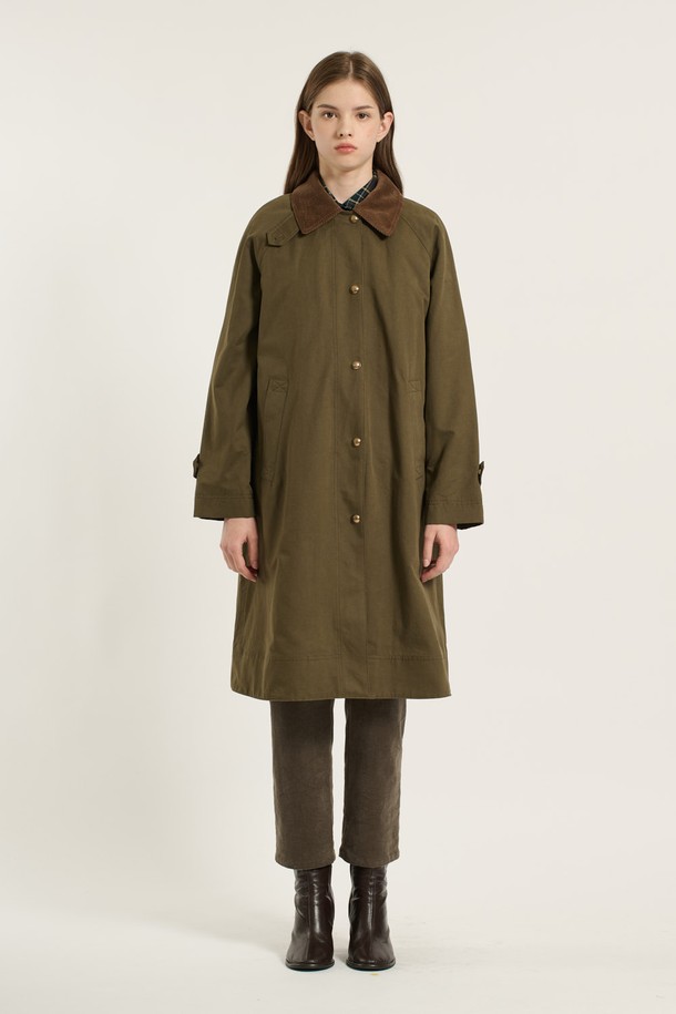 [25WT] 래글런 라이너 트렌치 코트 - KHAKI BROWN B5D9N70285는 클래식, 베이직, 캐주얼 스타일을 아우르는 여성용 트렌치 코트입니다. 카키 브라운, 블랙 두 가지 색상으로 출시되었으며, 봄, 가을, 겨울, 간절기 모두 착용 가능합니다. 무지 패턴에 롱 기장, 래글런 소매 디자인으로 편안한 착용감을 선사하며, 탈부착 라이너가 있어 보온성을 조절할 수 있습니다. 면, 폴리에스터, 나일론 혼방 소재로 제작되었으며, 부드러우면서도 튼튼한 촉감을 느낄 수 있습니다. 싱글 버튼과 스냅 여밈 방식, 히든 버튼 디테일로 깔끔한 디자인을 완성했습니다. 출근룩, 오피스룩, 모임룩 등 다양한 TPO에 활용 가능합니다.
