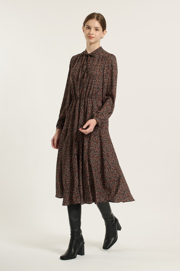 [25WT] 타이 플레어 프린트 원피스 - DARK BROWN B5D9O60175는 여성스러운 분위기를 자아내는 플레어 원피스입니다. 다크 브라운 및 엠 베이지 컬러로 출시되었으며, 플라워 프린트가 돋보이는 디자인입니다. 가을, 겨울, 간절기에 어울리는 얇은 두께감과 부드러운 촉감의 폴리에스터 소재로 제작되었습니다. 타이넥과 롱 기장의 A라인 플레어 스커트가 우아하고 세련된 스타일을 완성하며, 오피스룩, 하객룩, 데이트룩에 적합합니다. 레귤러핏으로 편안하게 착용 가능하며, 클래식, 로맨틱, 미니멀한 무드를 연출합니다.
